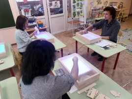 Муниципальная инновационная площадка. Мастер-класс для педагогов ДОУ "Обучение педагогов рисованию песком на световой столе" Муниципальная инновационная площадка. Мастер-класс для педагогов ДОУ "Обучение педагогов рисованию песком на световой столе".